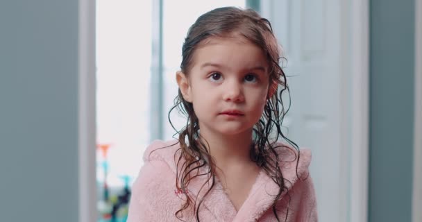お風呂の後にピンクのローブを着たかわいい幼児の女の子 4K映像 — ストック動画