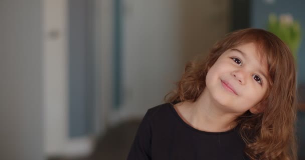 Portré Egy Aranyos Kislányról Otthon Lassított Felvétel — Stock videók