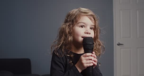 Lindo Niño Tratando Karaoke Por Primera Vez Imágenes Cinematográficas Vida — Vídeo de stock