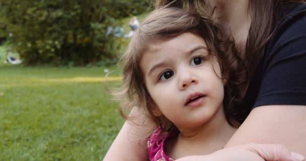 かわいい幼児の赤ちゃんの女の子と母親は夏に公園を楽しんでいます 本物の映像だ 4Kで撮影 — ストック動画
