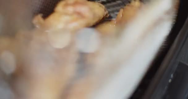 Sizzling Sayap Ayam Keluar Dari Penggorengan Dalam Tembakan Slider Rekaman — Stok Video