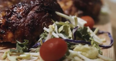 Kızarmış Tavuk Yemeği. 4K RAW 'da bir sinema kamerasında çekildi..