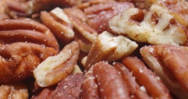 Deniz tuzu kaplı ceviz dolu Macro sondası. 4K 'da bir sinema kamerasında çekildi..