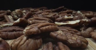 Macro prob lensleri ceviz üzerinde uçuyor. Stüdyoda 4K sinema kamerasıyla çekildi..