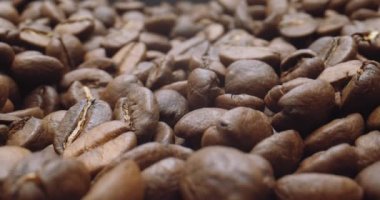 Kahve çekirdeğinin Macro Probe Shot 'u. Stüdyoda 4K RAW 'da bir sinema kamerasında çekildi..