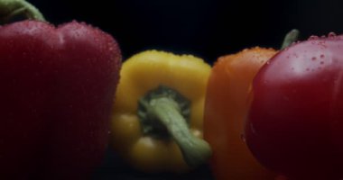 Taze dolmalık biberler makro prob lenslerle çekildi. 4K RAW 'da bir sinema kamerasında çekildi..