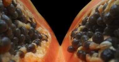 Makro sonda merceğiyle çekilmiş benzersiz bir papaya fotoğrafı. 4K RAW 'da bir sinema kamerasında çekildi..