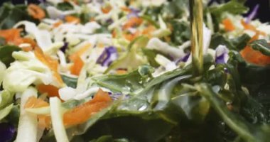 Taze salata üzerinde makro mercekle uçmak. 4K RAW 'da bir sinema kamerasında çekildi..