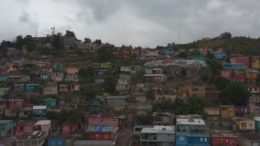 Bir dizi depremden sonra Porto Riko, Yauco 'nun havadan çekilmiş görüntüleri. Sinematik 4K görüntüleri.