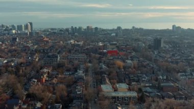 West End Toronto 'nun Sonbahar Gecesi Mahallesi' nin havadan çekilmiş görüntüleri. Sinematik 4K görüntüleri.
