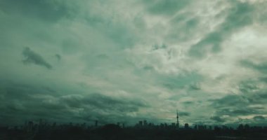 Fırtınalı bir günde dramatik bulutların olduğu Toronto ufuk çizgisinin aşırı geniş görüntüsü. 4K RAW 'da çekildi.