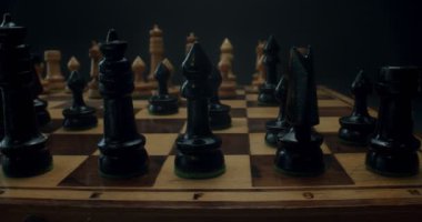 Satranç tahtasının Macro sondası. 4K RAW 'da bir sinema kamerasında çekilmiş..