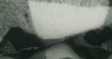 Ekose kareli bir tekstil malzemesinin içinde makro sonda lenslerle uçmak. 4K 'da bir sinema kamerasında çekildi..