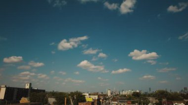 Toronto 'daki Bloor Caddesi' nin aşırı geniş görüşü. Kabarık bulutlu bir günde. 4K RAW 'da bir sinema kamerasında çekildi..