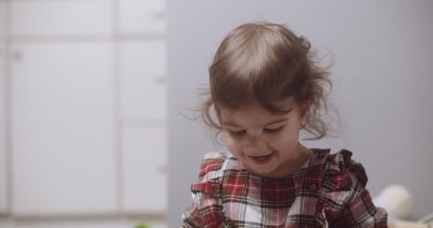 Potret Seorang Gadis Kecil Lucu Yang Masih Balita Rumah Pada — Stok Video