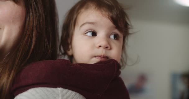 Ritratto Una Simpatica Divertente Bambina Che Gioca Con Mamma Girato — Video Stock