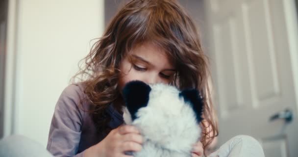 Fetiță Tristă Care Simte Confortabil Animalul Umplut Imagini — Videoclip de stoc