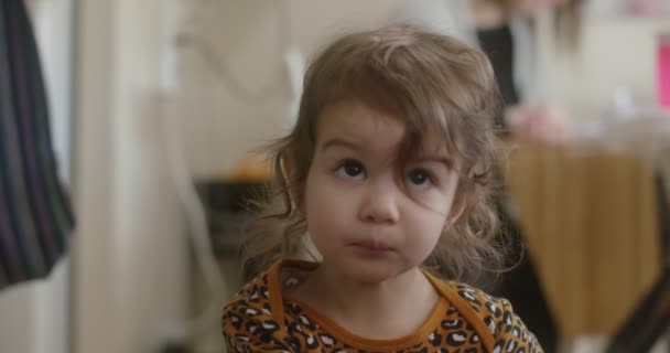 Porträt Eines Niedlichen Lustigen Kleinen Mädchens Das Einem Normalen Tag — Stockvideo