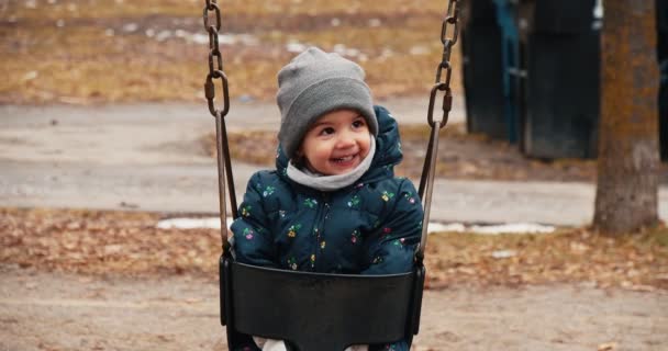 Děvče Hraje Venku Torontském Parku Konci Zimy Kinematografické Záběry — Stock video