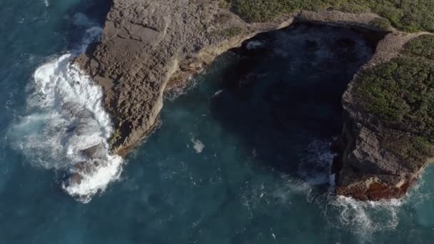 Porto Riko Kıyı Şeridinin Kayalık Bir Bölgesinin Havadan Görünüşü Sinematik — Stok video