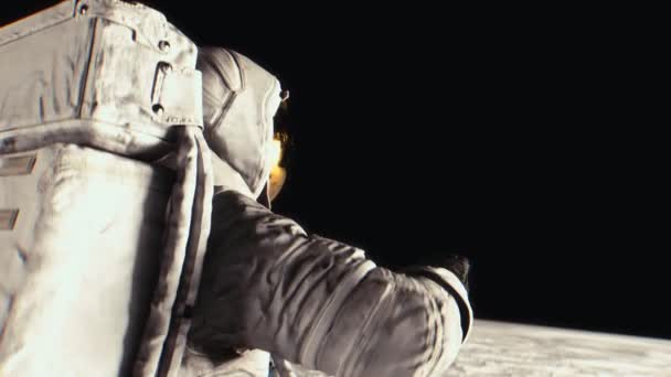 宇宙飛行士は月の表面に手を振っている 非常に現実的なCgiアニメーション Nasaが提供する要素 — ストック動画