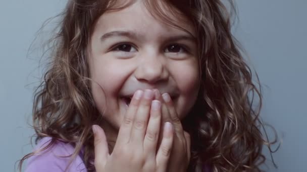 Küçük Tatlı Bir Kızın Komik Suratlar Yaptığı Portre Görüntü — Stok video