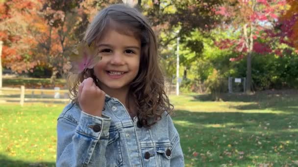 Roztomilé Batole Dívka Těší Park Během Podzimu Shot Iphone Pro — Stock video