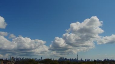 Toronto ufuk çizgisinin zaman çizelgesi görüntüsü. 4K 'da bir sinema kamerasında çekildi..