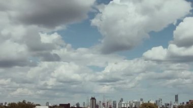 Kabarık bulutlu bir günde Toronto ufuk çizgisinin aşırı geniş görüntüsü. 4K RAW 'da bir sinema kamerasında çekildi..