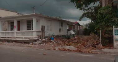 Guanica, Porto Riko 'da bir sokakta deprem hasarı. Sinematik 4K görüntüleri.