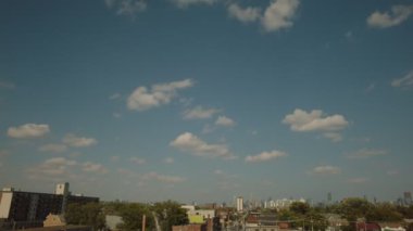 Toronto 'daki Bloor Caddesi' nin aşırı geniş görüşü. Kabarık bulutlu bir günde. 4K RAW 'da bir sinema kamerasında çekildi..