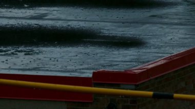 Çekim başlıyor. Dairenin çatısına ağır çekimde yağmur yağıyor. 4K 'da çekilmiş..