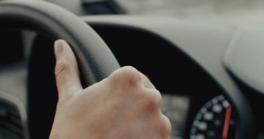 Kadınların elleri direksiyonda. Bir sinema kamerasında çekilmiş..