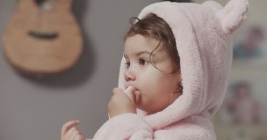 Covid-19 karantinası sırasında yeni yürümeye başlayan çocuk kendini eğlendiriyor. Gerçek hayattaki görüntüler. Sahnelenmemiş. 4K 'da bir sinema kamerasında çekildi..