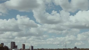 Kabarık bulutlu bir günde Toronto ufuk çizgisinin aşırı geniş görüntüsü. 4K RAW 'da bir sinema kamerasında çekildi..