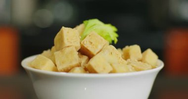 Kızarmış altın tofu. 4K görüntü.