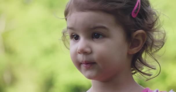 Χαριτωμένο Κοριτσάκι Που Απολαμβάνει Πάρκο Καλοκαίρι Αληθινό Υλικό Πυροβολήθηκε — Αρχείο Βίντεο