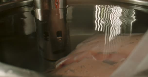 このような横水循環器鶏の調理 4Kで撮影 — ストック動画