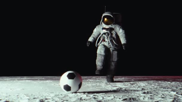 Astronaut Kickt Einen Fußball Auf Der Mondoberfläche Von Der Nasa — Stockvideo