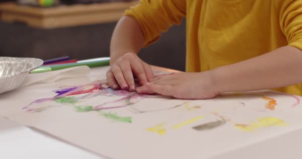 Küçük Şirin Kız Resim Yapıyor Sinematik Görüntüleri — Stok video