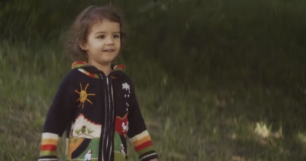 Мила Дівчинка Досліджує Парк Після Довгого Замикання Реальне Життя Відверті — стокове відео