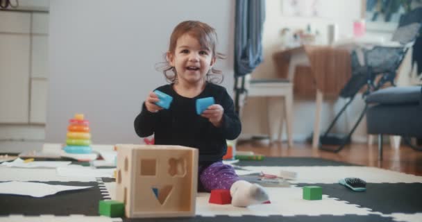 Kleinkind Spielt Mit Holzspielzeugklötzen Gedreht Raw Mit Einer Kinokamera — Stockvideo