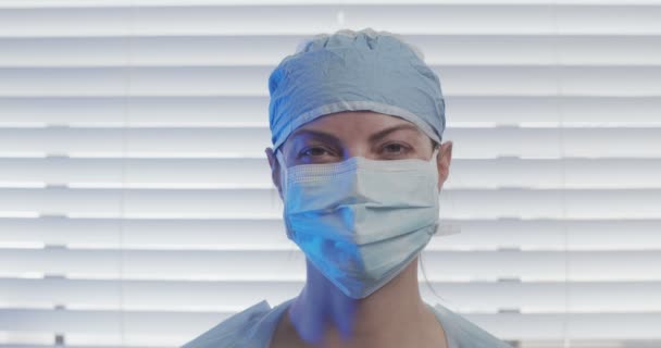 Covid Salgını Sırasında Çalışan Bir Sağlık Görevlisinin Portresi Bir Sinema — Stok video