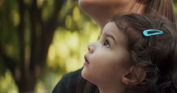 Linda Niña Madre Disfrutando Del Parque Verano Imágenes Vida Real — Vídeo de stock