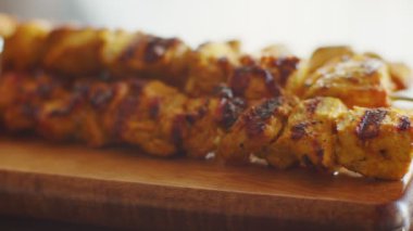 Fıstık soslu otantik tavuk şişleri. Kamera kaydırma görüntüsü. 4K görüntü.