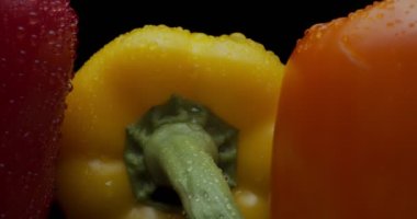 Taze dolmalık biberler makro prob lenslerle çekildi. 4K RAW 'da bir sinema kamerasında çekildi..