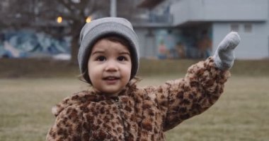 Sonbaharda Toronto parkında oynayan küçük bir kız. Sinematik 4K görüntüleri.