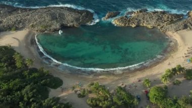 Porto Riko 'daki Playa Mar Chiquita Sahili' nin çekimleri. Sinematik 4K görüntüleri.
