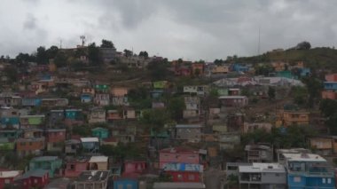 Bir dizi depremden sonra Porto Riko, Yauco 'nun havadan çekilmiş görüntüleri. Sinematik 4K görüntüleri.