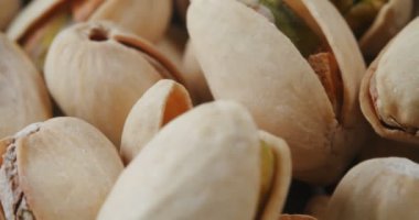 Kavrulmuş şam fıstığı. 4K RAW 'da bir sinema kamerasında çekildi..